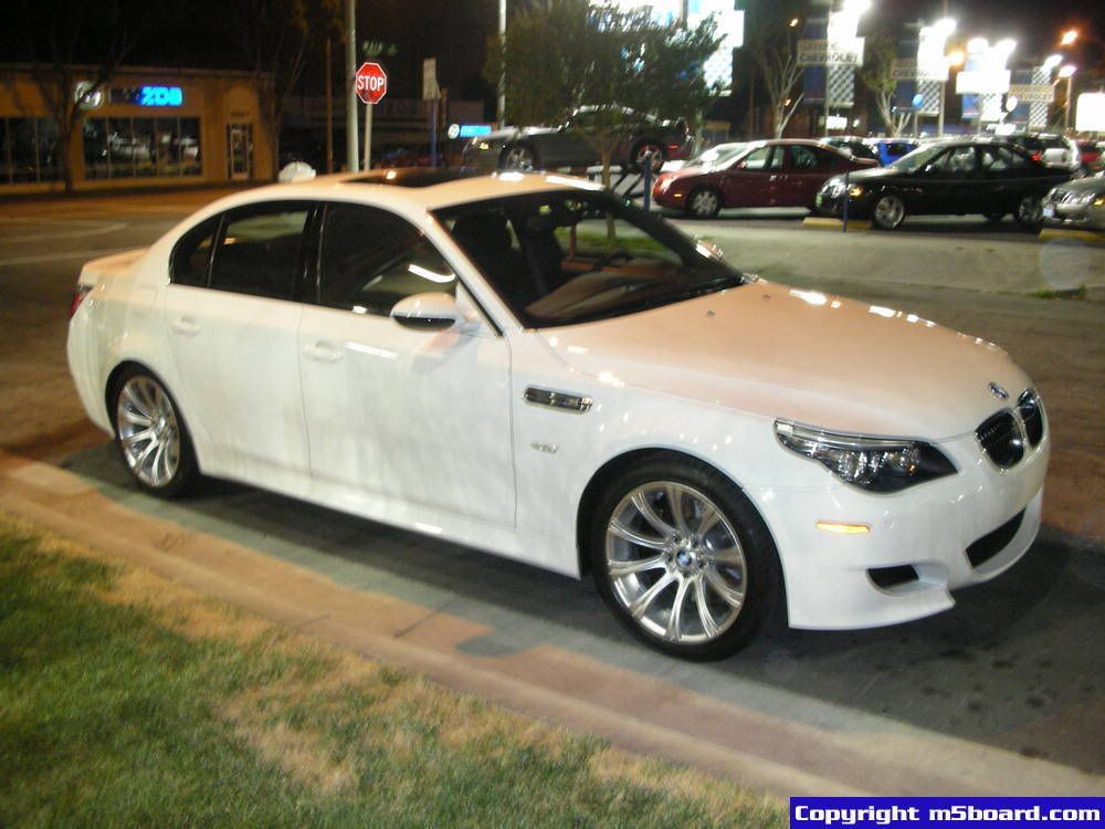 2008_BMW_M5_-_Alpine_White-2.jpg