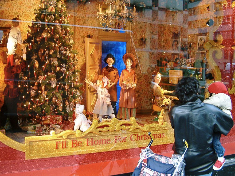 NYCXmasWindowDecorations.jpg