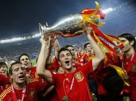 Spain's David Villa, holding the trophy, celebrates with teammates after the Euro 2008 final between Germany and Spain in the Ernst-Happel stadium in Vienna, Austria, Sunday, June 29, 2008, the last day of the European Soccer Championships in Austria and Switzerland. Spain defeated Germany 1-0. (AP Photo by Bernat Armangue)