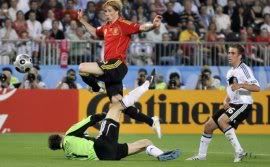 Fernando Torres's chipped shot over Lehmann puts <i>La Selección</i> in the lead. 1-0 Spain