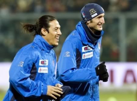 Italian center Mauro Camoranesi (L) shares a joke with defender Giorgio Chiellini during a training session at Braglia Stadium in Modena 20 November 2007 on the eve of the match Italy vs Faroe Islands. Italian team is already qualified for Euro 2008 after it defeated Scotland in Glasgow last 17 November.<br />
(AFP/Getty Images)