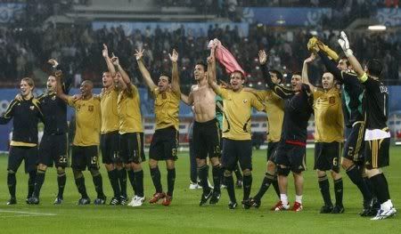 Members of Spain's soccer team celebrate after their Euro 2008 semi-final soccer match victory over Russia at Ernst Happel stadium in Vienna, June 26, 2008. (REUTERS)