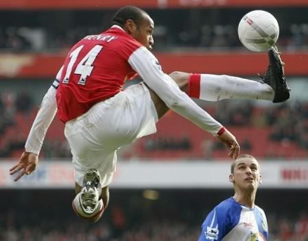 SOCCER - Arsenal’s Thierry Henry controls the ball as David Bentley of Blackburn Rovers looks on during their FA Cup fifth round soccer match at the Emirates Stadium in London February 17, 2007. REUTERS/Eddie Keogh