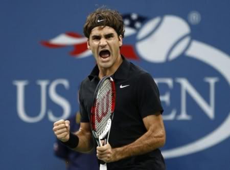 TENNIS - Roger Federer of Switzerland celebrates a point against Novak Djokovic of Serbia during the men’s final of the U.S. Open tennis tournament in Flushing Meadows, New York, September 9, 2007.     REUTERS/Mike Segar (UNITED STATES)