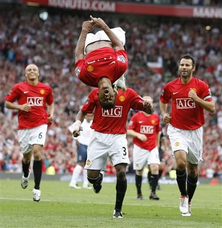 SOCCER - Manchester United’s Nani (top) celebrates after scoring during their English Premier League soccer match against Tottenham Hotspur in Manchester, northern England, August 26, 2007. REUTERS/Phil Noble
