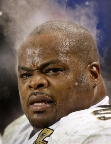 FOOTBALL NFL - New Orleans Saints nose tackle Hollis Thomas is shown on the bench as steam rises from his head in the cold during his team’s play against the Chicago Bears in the NFL’s NFC Championship football game in Chicago January 21, 2007.     REUTERS/Hans Deryk (UNITED STATES)