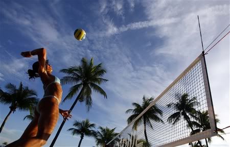 BEACH VOLLEY-BALL - Anna Paula Connelly of Brazil hits a shot during a practice session one day before the FIVB Women’s Beach Volleyball Singapore Open May 23, 2007.  REUTERS/Nicky Loh