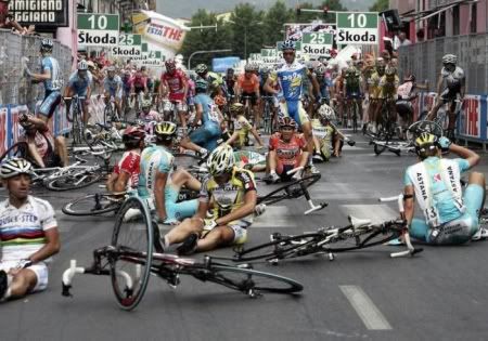 CYCLING - Bikers fall during the eleventh stage of the Giro d’Italia cycling race, 198 km (123 miles) from Serravalle Scrivia to Pinerolo, May 23, 2007. REUTERS/Daniele La Monaca (ITALY)