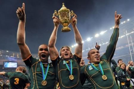 RUGBY - From L-R, South Africa’s JP Pietersen, Percy Montgomery and Bryan Habana celebrate after their Rugby World Cup win against England in the final at the Stade de France Stadium in Saint-Denis, near Paris, October 20, 2007.   REUTERS/Bernard Papon/Pool  (FRANCE)